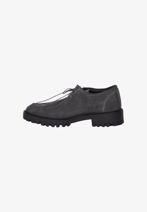 Scarpa grigia in suede con lacci, suola in gomma nera a contrasto, punta arrotondata e cuciture visibili lungo la parte superiore.