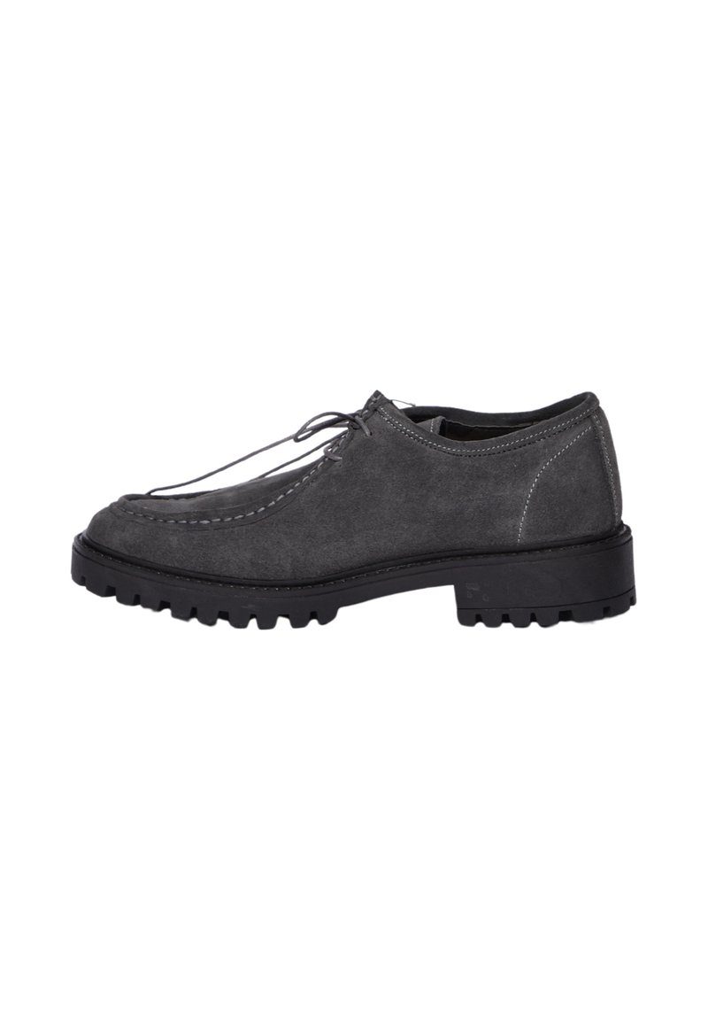Scarpa grigia in suede con lacci, suola in gomma nera a contrasto, punta arrotondata e cuciture visibili lungo la parte superiore.