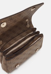 Brązowy portfel w wzory z wieloma przegródkami, z zapięciami na magnetyczny guzik oraz małym metalowym łańcuszkiem wewnątrz otwartej klapki.