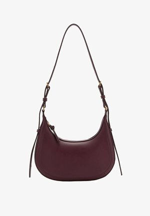 Bolso de hombro de cuero color púrpura oscuro con forma curva, correa ajustable y cierre de cremallera con tiradores de cuero en ambos lados.