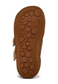 Semelle en caoutchouc marron avec des motifs texturés en relief comprenant des formes arrondies, des cœurs et des étoiles. Présente une sangle sur le côté de couleur beige claire.