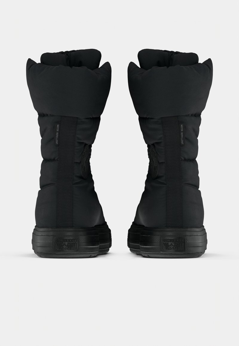 Schwarze, dicke Winterstiefel mit hohem Kragen, strukturiertem Material und Gummisohlen. Auffällige Markenkennzeichnung an der Seite und hinten. Wasserabweisendes Material.