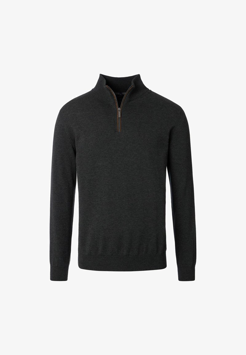 Dunkelgrauer Langarmpullover mit einem Viertelreißverschluss und hohem Kragen, gerippten Bündchen und Saum, auf einem weißen Hintergrund präsentiert.