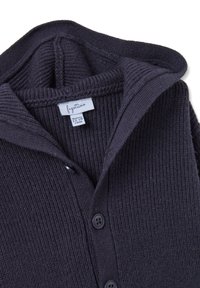 Dunkelmarineblauer Strick-Cardigan mit Kapuze, in Rippenstruktur, mit zwei Knöpfen zum Verschließen und einem Etikett mit der Aufschrift "fagottino" in Größe 12M/18M.