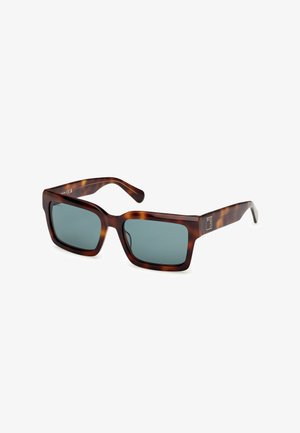 Ochelari de soare din material tartan, cu ramă rectangulară, lentile verzi și un finisaj neted și lucios. Include un branding subtil pe braț.