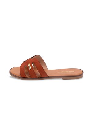 Sandali scivolati in suede marrone con tre cinghie ritagliate, soletta in pelle liscia e suola piatta. Presenta un accento del logo dorato sulla cinghia.