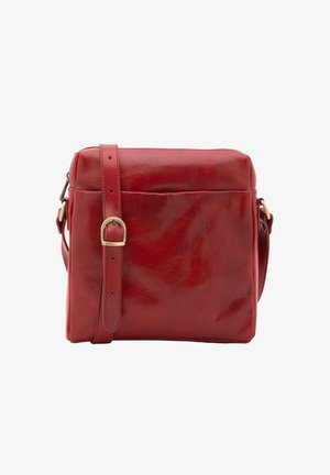 Borsa a tracolla rossa in pelle con una texture liscia, forma rettangolare, tracolla regolabile e dettaglio con fibbia color oro sulla tracolla.