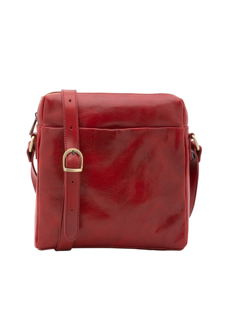 Borsa a tracolla rossa in pelle con una texture liscia, forma rettangolare, tracolla regolabile e dettaglio con fibbia color oro sulla tracolla.