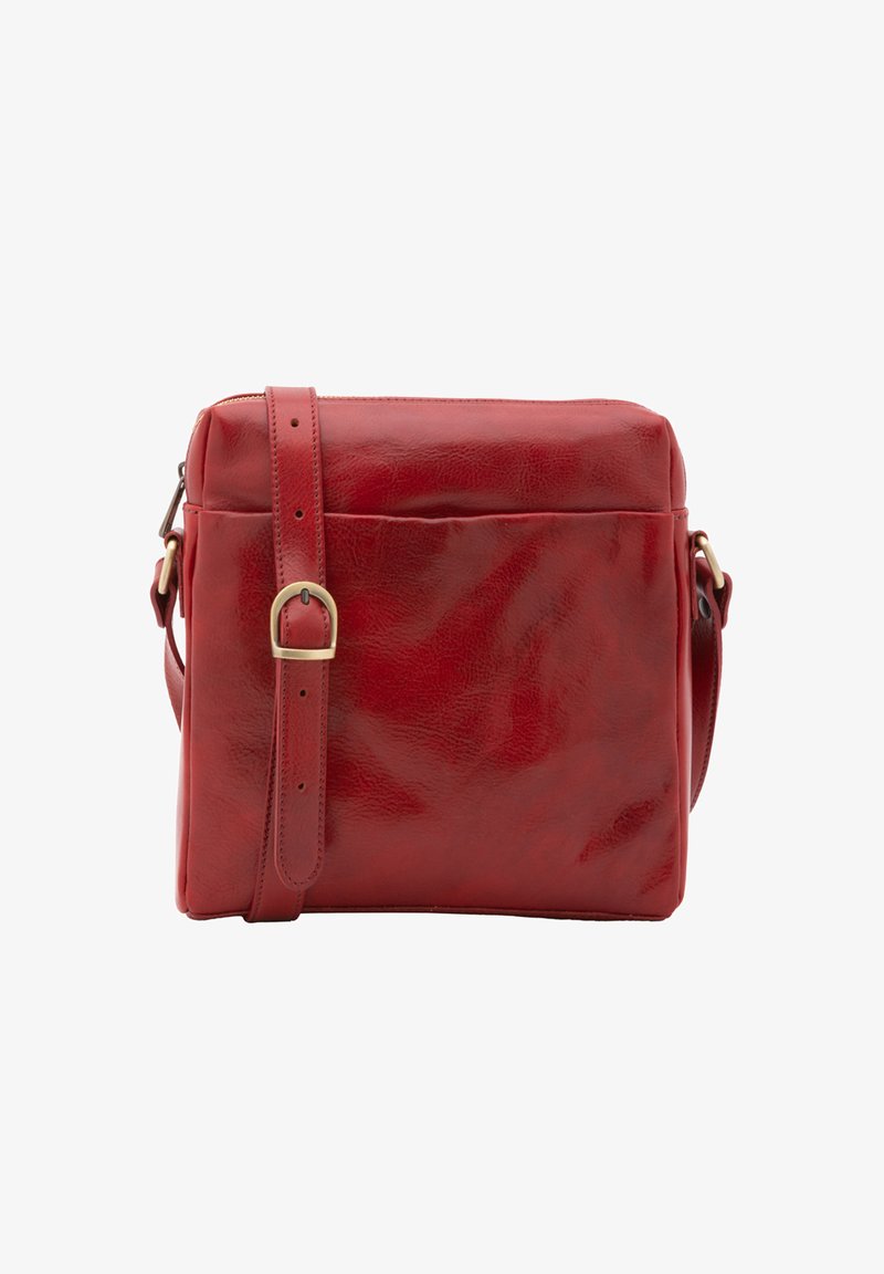 Borsa a tracolla rossa in pelle con una texture liscia, forma rettangolare, tracolla regolabile e dettaglio con fibbia color oro sulla tracolla.