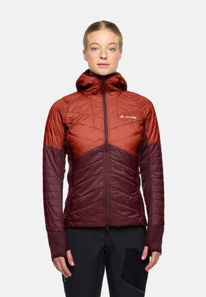 Gequilte jas met een mix van roodbruin en donker bordeauxrood. Voorzien van een capuchon, volledige rits en strak aansluitende manchetten met duimopeningen.