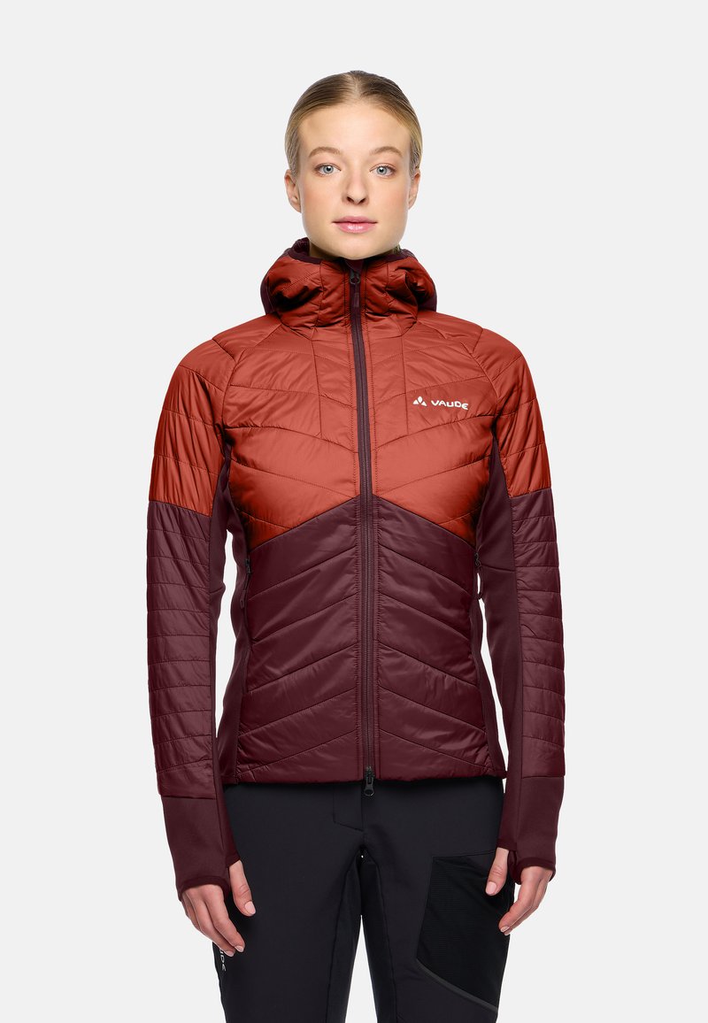 Giacca trapuntata con un mix di colori marrone rossastro e bordeaux scuro. Presenta un cappuccio, chiusura lampo completa e polsini aderenti con fori per i pollici.