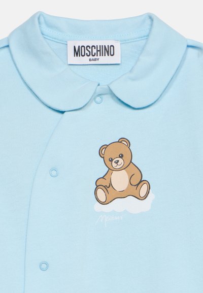 Body bébé bleu clair avec col Claudine, orné d'un motif ours en peluche marron et d'une étiquette Moschino Baby à l'intérieur du col.