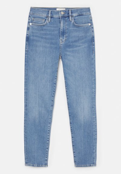 Jeans de denim azul claro con un diseño ajustado, cinco bolsillos, cierre de botón frontal y costuras visibles a lo largo de las costuras.