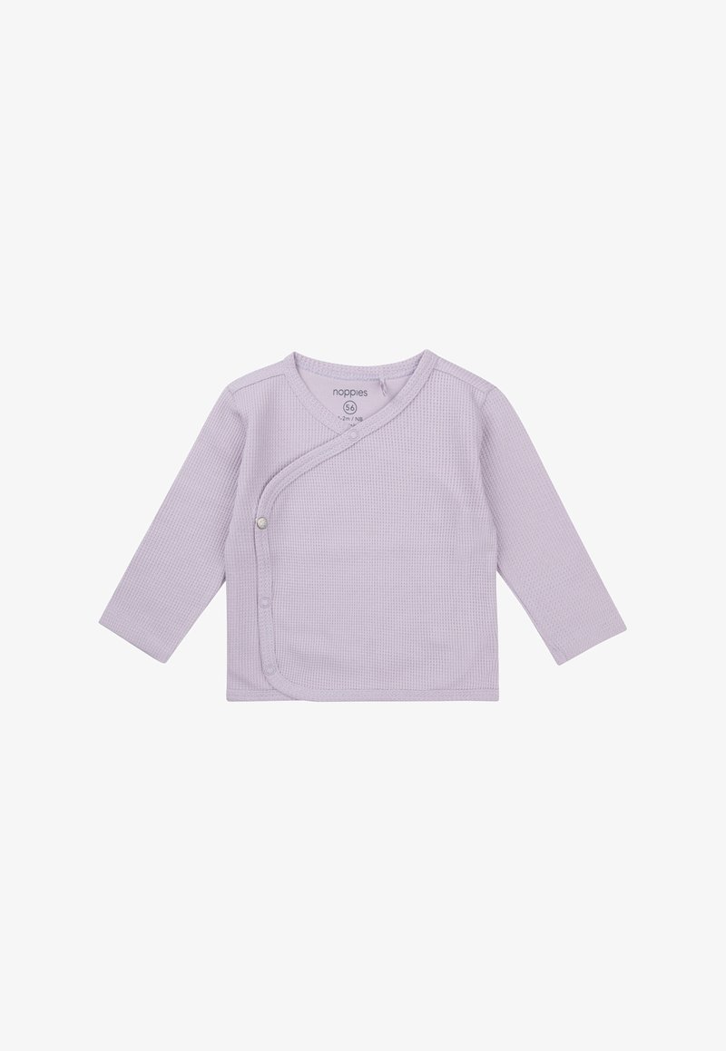 Haut lilas à manches longues en tissu texturé, avec une fermeture à pression sur le côté et un col arrondi. Étiquette de taille visible à l'intérieur.