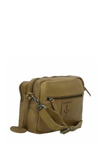Borsa a tracolla in pelle marrone con due scomparti con zip, tracolla regolabile e un logo ad ancora in rilievo sulla parte anteriore. Texture liscia.