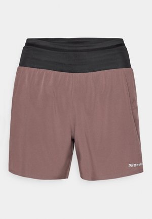 Braune Shorts mit einem schwarzen elastischen Taillenbund, ausgestattet mit einer glatten Textur und seitlichen Taschen. Logo auf der unteren Vorderseite links angebracht.