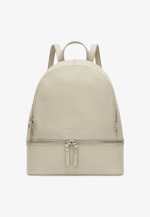 Zaino in pelle beige con parte superiore arrotondata, due tasche frontali con cerniera, spallacci regolabili e nome del marchio impresso al centro davanti.