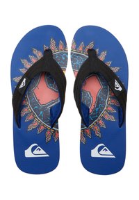 Des tongs bleues avec une surface texturée, des sangles noires et un design graphique de soleil avec des accents rouges, jaunes et bleus. Logo affiché.
