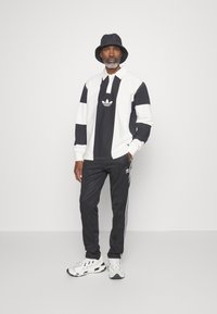adidas Originals ADICOLOR CLASSICS BECKENBAUER TRACK PANTS - Jogginghose - black/white/schwarz 