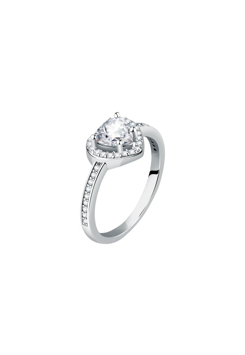 Anello a forma di cuore con un grande tesoro trasparente, impostato in argento lucido. La fascia è adornata con piccole pietre trasparenti su un lato.