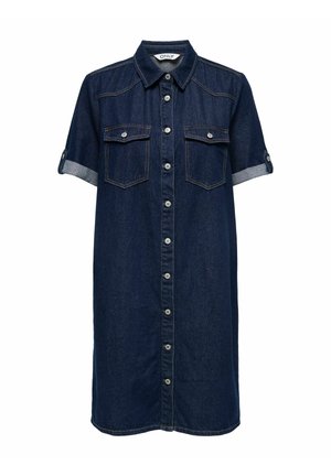 Robe chemise en denim bleu foncé, avec manches courtes retroussées, boutonnage sur le devant, deux poches poitrine et col classique.