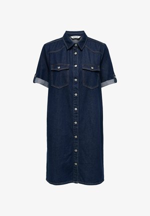 Robe chemise en denim bleu foncé, avec manches courtes retroussées, boutonnage sur le devant, deux poches poitrine et col classique.
