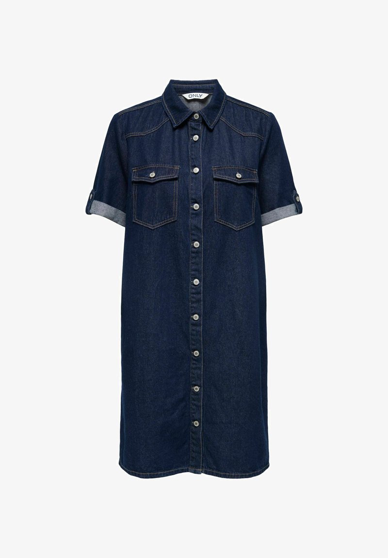 Robe chemise en denim bleu foncé, avec manches courtes retroussées, boutonnage sur le devant, deux poches poitrine et col classique.