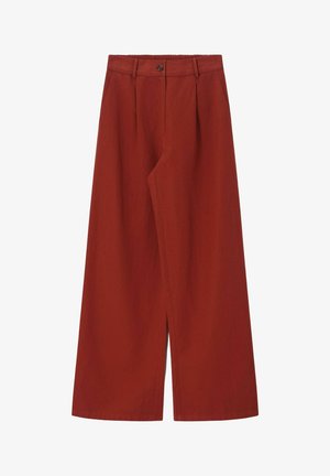 Pantalon à jambe large couleur rouille avec plis sur le devant, poches latérales, passants pour ceinture et fermeture par bouton à la taille.