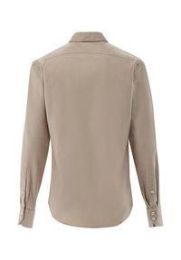 Camicia beige a maniche lunghe con una texture liscia, colletto a punta e polsini con bottone. La vista posterior mostra un orlo curvo e un design minimale.