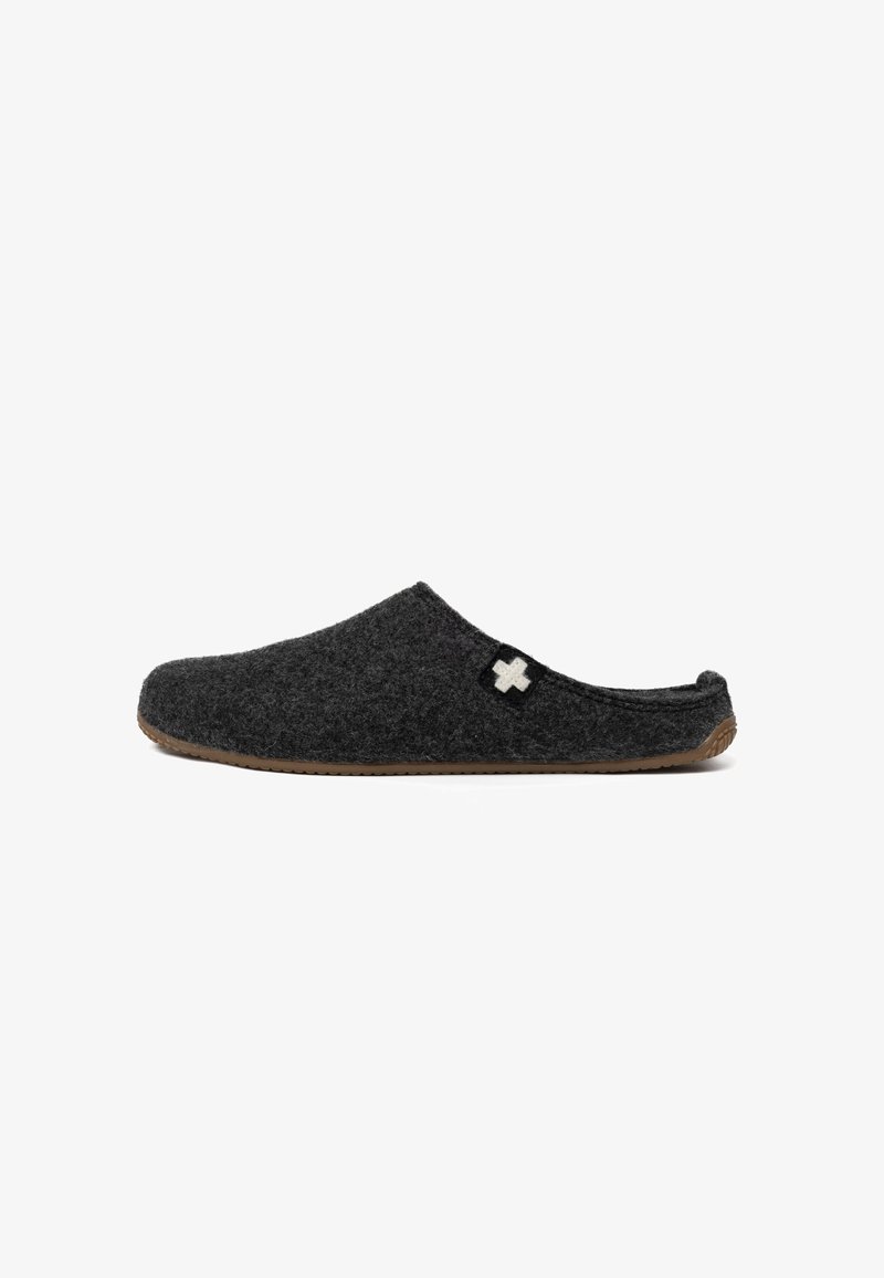 Donkergrijze vilten slipper met een open achterkant, rubberen zool en een klein wit logo accent aan de zijkant. Zachte textuur, minimalistisch ontwerp.