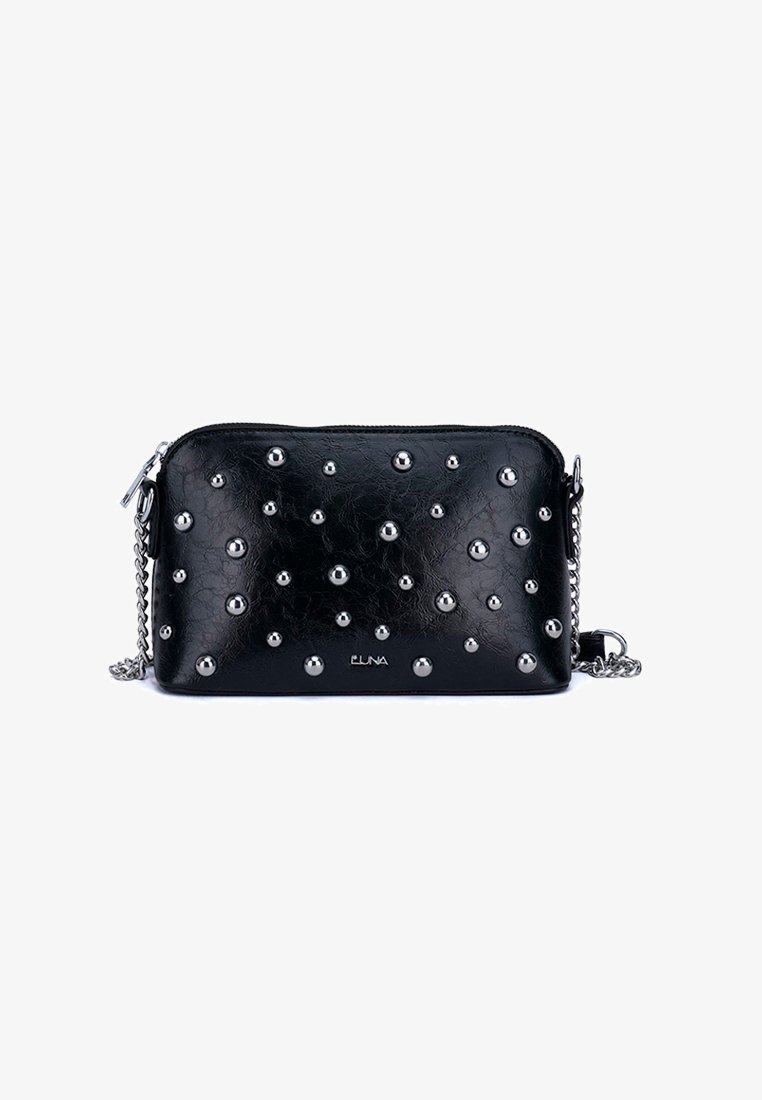 Bolso cruzado de imitación de cuero negro con tachuelas plateadas, cierre de cremallera y una correa de cadena. Forma rectangular con una superficie texturizada y logotipo.