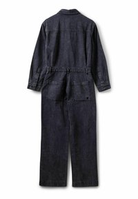 Sötét farmer overál hosszú ujjal, galléros nyakkal, hátul két nagy zsebbel és fitted derékkal. Simás textúra egy egyszínű színben.