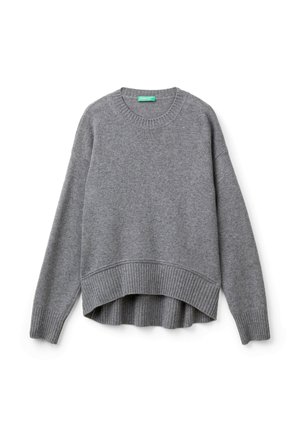 Pull en laine gris avec un col rond, des poignets côtelés et un ourlet arrière légèrement plus long. Texture douce et coupe décontractée.