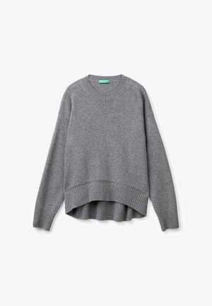 Suéter de lana gris con escote redondo, puños acanalados y dobladillo posterior ligeramente más largo. Textura suave y corte relajado.