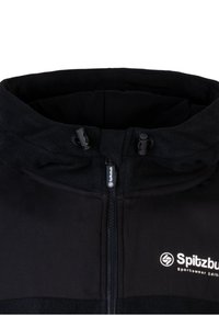Schwarze Fleecejacke mit hohem Kragen, verstellbaren Kordeln, Reißverschluss und weißem "Spitzbub Sportswear Edition"-Logo auf der Brust.
