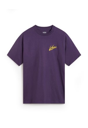 T-shirt Vans violet à manches courtes avec un logo Vans jaune sur le côté gauche de la poitrine et une petite étiquette de marque noire sur la manche.