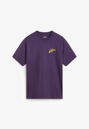 Fioletowa koszulka Vans z krótkim rękawem z żółtym logo Vans na lewej piersi i małą czarną metką marki na rękawie.