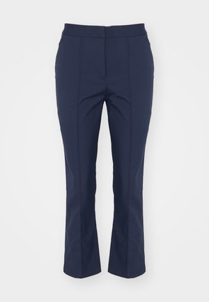 Pantalones de traje azul marino con un corte recto, textura suave, pliegues frontales y una cintura de altura media; sin bolsillos visibles ni adornos.
