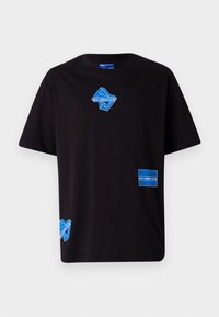 Svart bomull T-skjorte med blå grafiske trykk, inkludert en logo og rektangulær etikett, med korte ermer og en avslappet passform.