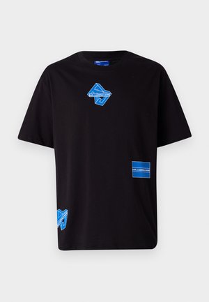 T-shirt in cotone nero con stampe grafiche blu, inclusi un logo e un'etichetta rettangolare, con maniche corte e vestibilità comoda.