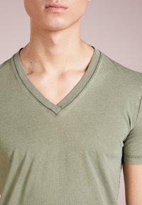 DRYKORN T-shirts basic - khaki
