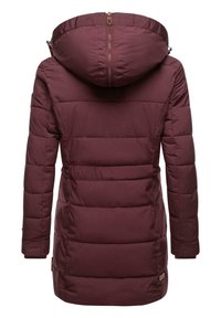 Veste rembourrée bordeaux avec capuche, dotée de coutures horizontales, de poches latérales et d'une fermeture éclair. Le matériau a une texture lisse.