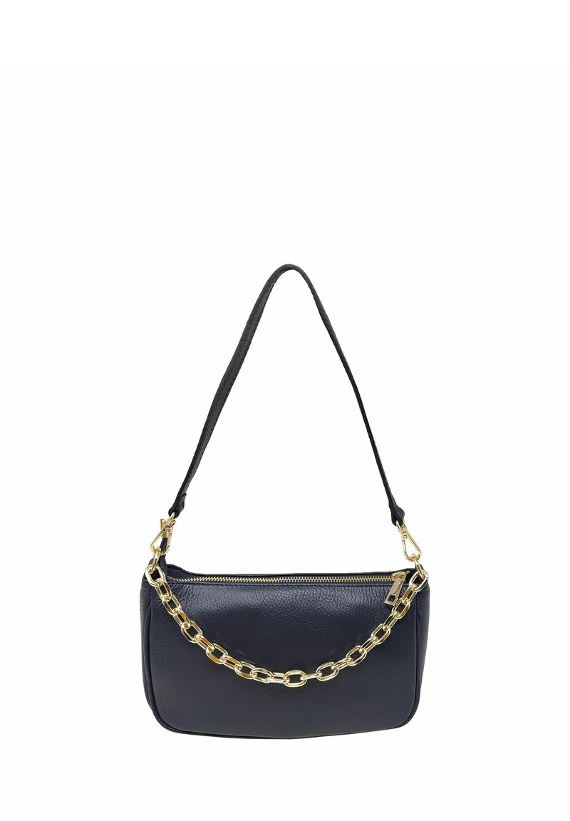 Hobo tas van donkerblauw getextureerd leer, met een gouden kettingdetail aan de voorkant en een verstelbare zwarte band, voorzien van een ritssluiting.