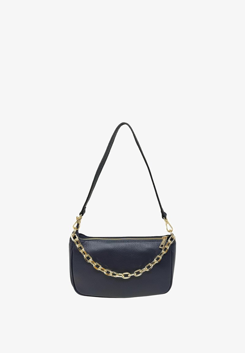 Torba hobo z granatowej skóry o fakturze, z złotym łańcuszkiem na przodzie oraz regulowanym czarnym paskiem, zapinana na zamek.