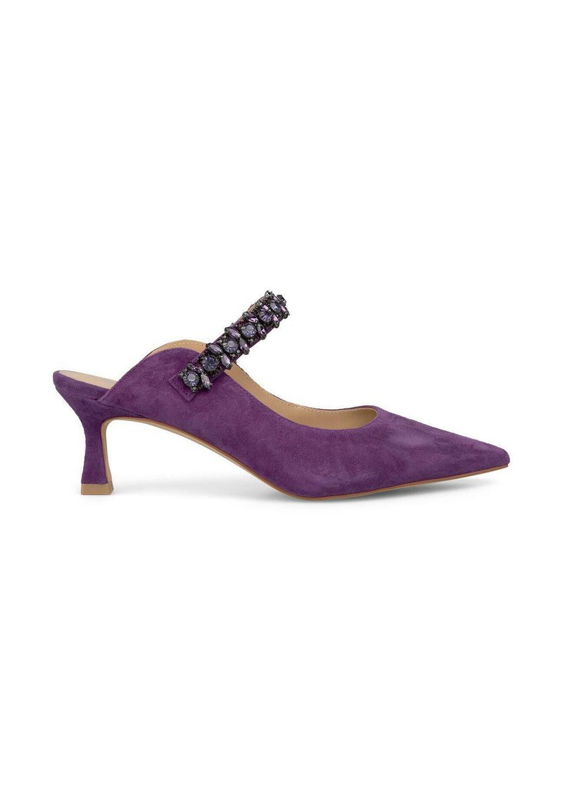 Zapato de ante púrpura tipo slingback con punta afilada y una tira decorativa con gemas púrpuras, apoyado sobre un tacón bajo.