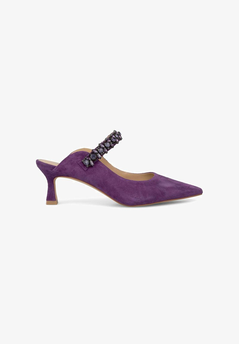 Scarpa slingback in suede viola con punta appuntita e una cintura decorativa con gemme viola, poggiata su un tacco basso.