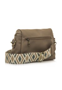 Braune Lederhandtasche mit strukturiertem Finish, ausgestattet mit einem Reißverschlussfach und einem gemusterten Tragriemen in Beige, Türkis und braunen geometrischen Designs.