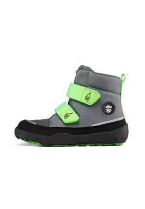 Botte d’hiver enfant grise et noire avec des sangles vert vif, une languette et une semelle, avec un logo rond sur le côté.