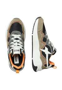 Un paio di sneakers multicolore con lacci bianchi, rete nera, pannelli in suede beige, rifiniture arancioni e suole spesse bianche, mostrato da vedute dall'alto e di lato.