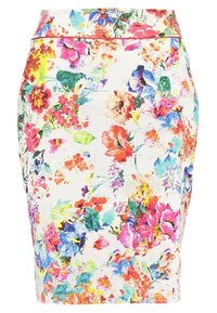 Květinová tužková sukně s bílým pozadím, zdobená živými barevnými květinami, vyrobená z hladkého materiálu a s přiléhavým střihem.